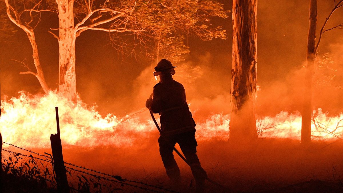 Utečte před ohněm, vyzvala vláda statisíce lidí. Austrálie sčítá škody obřích požárů